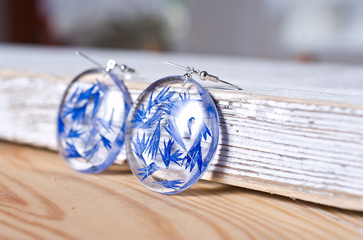 Kolczyki z płatkami bławatka - żywica, srebro So Jewelry