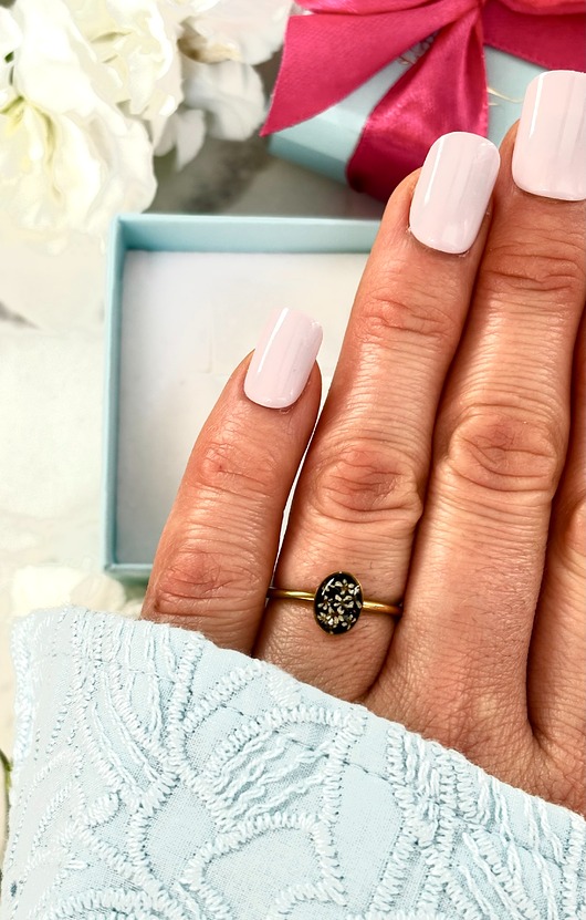 pierścionek z żywicy Pierścionek black and white