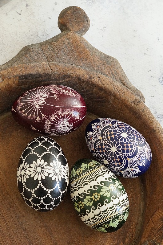 jajka wielkanocne Pisanki tradycyjne batikowe  - różne wzory
