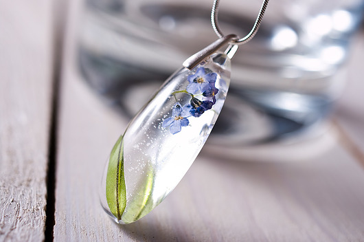 Naszyjnik z żywicy z niezapominajką  So Jewelry