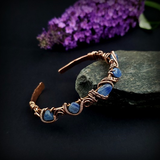 bransoletki wire wrapping Miedziana bransoleta mankietowa z kyanitem