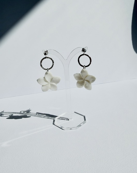 kolczyki pozłacane Srebrne kolczyki z masy perłowej Plumeria