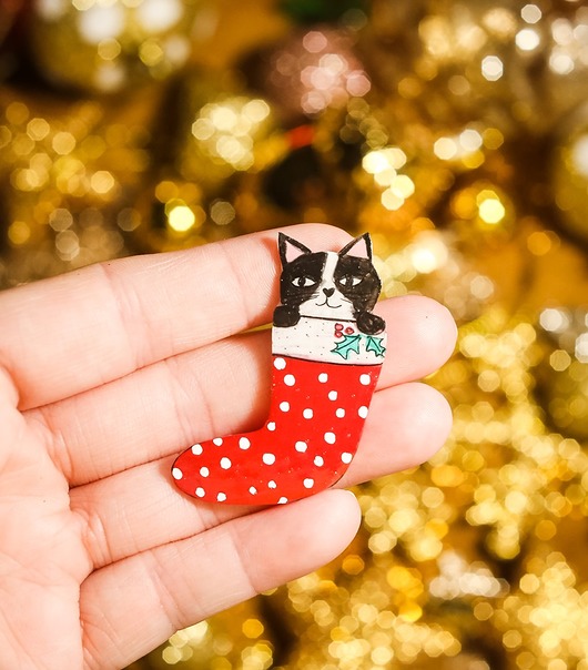 przypinki Przypinka kotek w świątecznej skarpecie