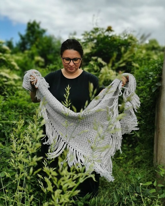 Delikatna chusta handmade COSY szara sploteka
