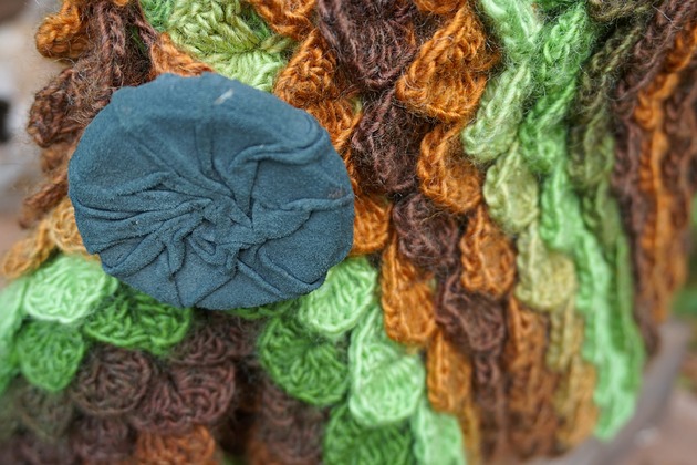 szale damskie Ręcznie szydełkowany wełniany szal, jesienne liście ze skórzaną broszką