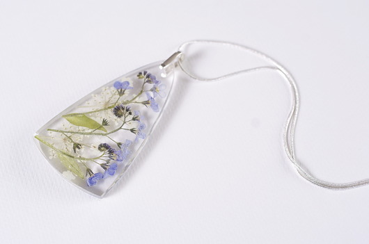 Naszyjnik z niezapominajkami w żywicy So Jewelry
