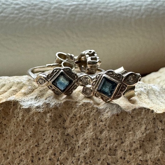 komplet biżuterii VINTAGE  pierścionek i kolczyki z białego złota z szafirami i brylantami