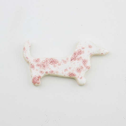 Ceramiczna broszka pies jamnik biały m2k studio