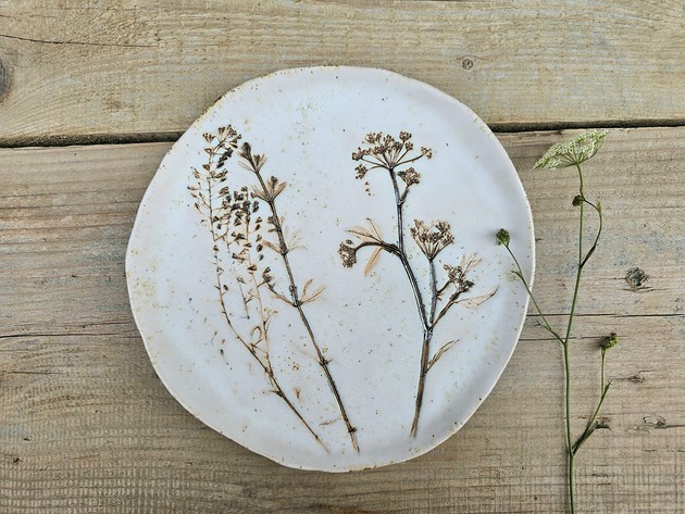 patery i talerze Ręcznie wykonany talerz ceramiczny z kwiatem 28cm