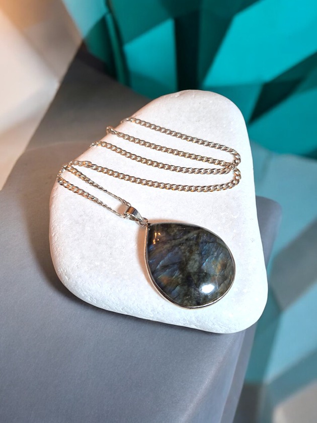 wisiory Srebrny naszyjnik z naturalnym labradorytem (srebrny łańcuszek 925)