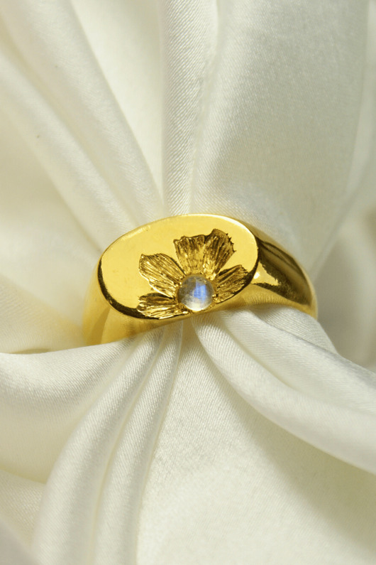 pierścionki złote Sygnet damski- Kamień Księżycowy- Srebro pozłacane, grawer, BLOOMSTONE