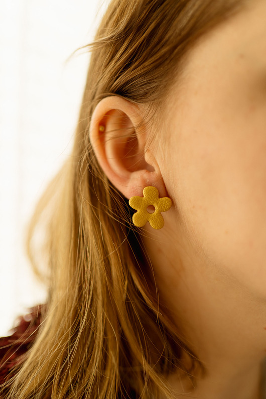 kolczyki z masy plastycznej Sztyfty kwiatki mini rude