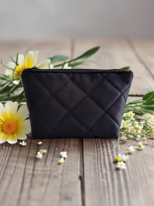 kosmetyczki Pikowana czarna kosmetyczka wodoodporna unisex KW013U