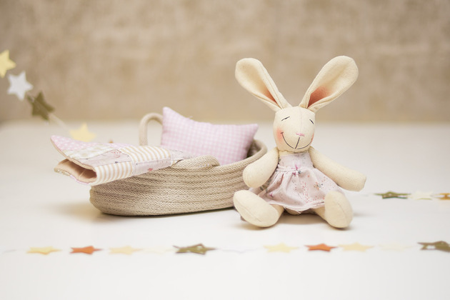 misie i maskotki Króliczek w łóżeczku koszu